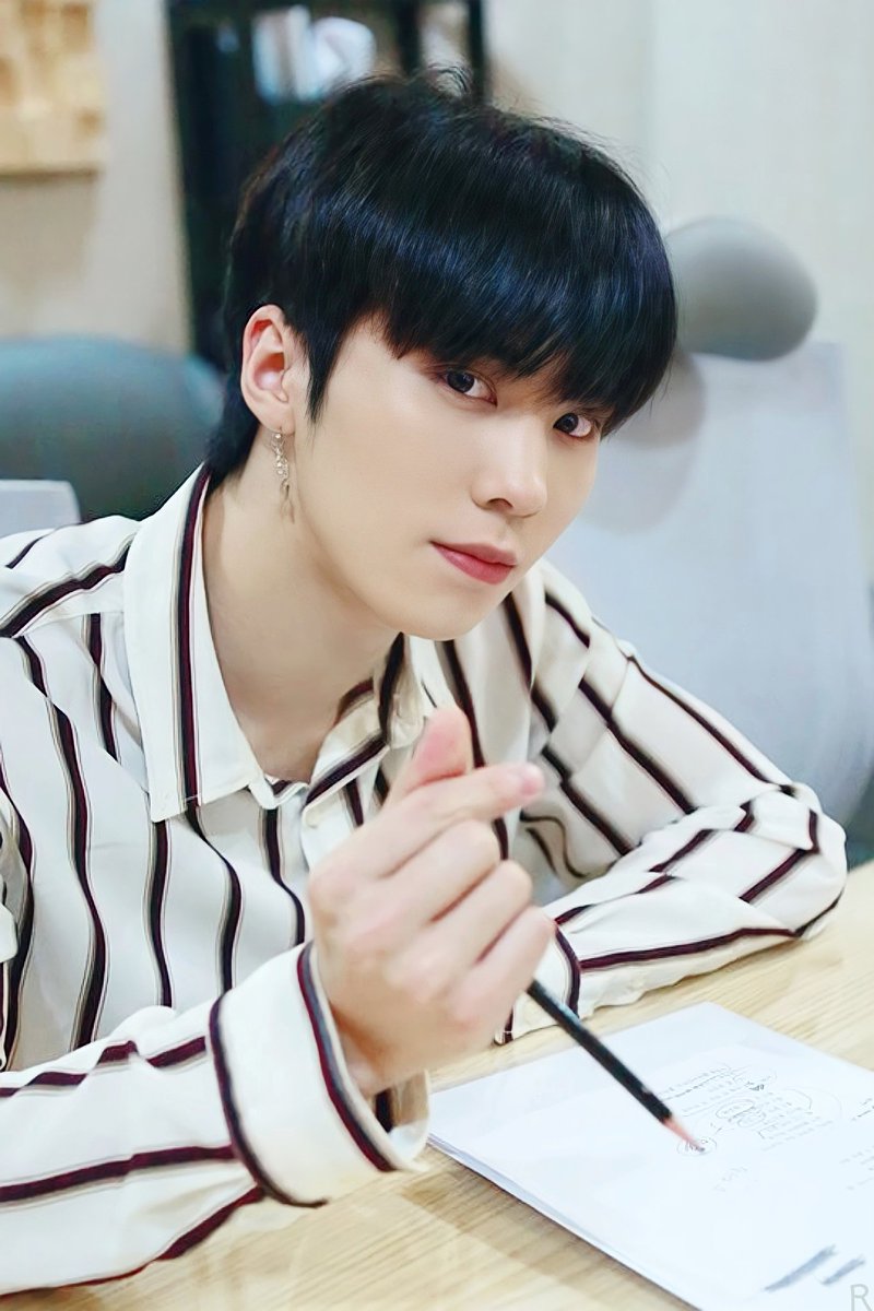 Wullove's tweet photo. [#FM2018] 차우, 라키 - 별(STAR) 
정말 내 맘 속에서 반짝이는 별 같은 노래🌟
밤하늘 바라보며 들을때면
늘 따뜻한 위안을 받는 노래⭐
항상 나를 행복하게 해주는 노래🎵🎶 

#아스트로 #ASTRO
#라키 #ROCKY @offclASTRO https://t.co/aIVBkKzHmN