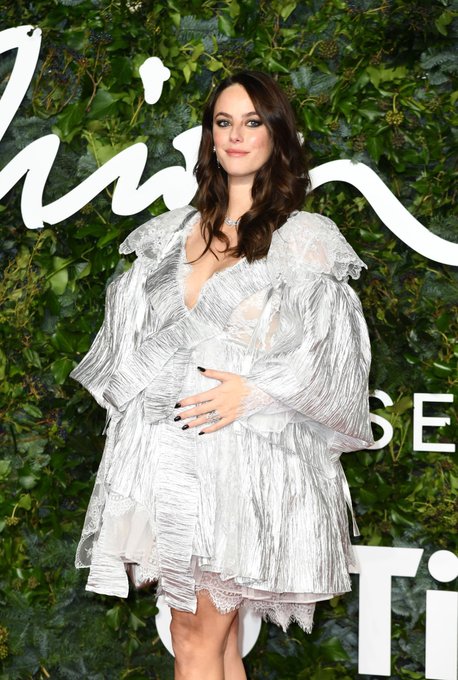 SkinnersBR's tweet photo. Kaya Scodelario BELÍSSIMA e grávidissima hoje em um tapete vermelho em Londres! https://t.co/Lfq2cvvEiP