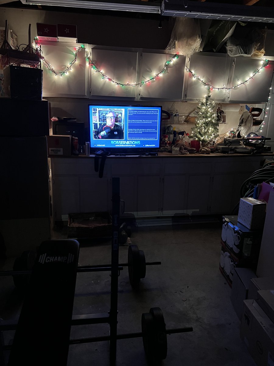 greetandtweet's tweet image. Finished up a long work day with some yard work and exercise, followed up by enjoying a couple gin &amp;amp; tonics watching ⁦@ROBSERVATIONS2⁩ ⁦@BurnettRM⁩. Cheers! #PostGeekSingularity.