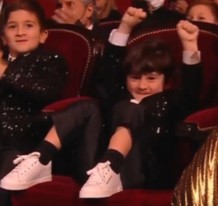 simonaperezz_'s tweet image. ha respondido a tu historia*