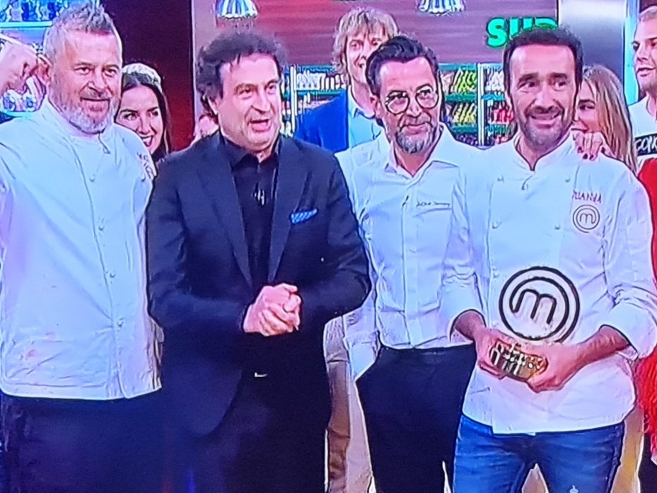 AbelArana's tweet photo. Ojo que todo bien pero Juanma no suelta el premio
#MCCelebrity https://t.co/5ma49VByN2