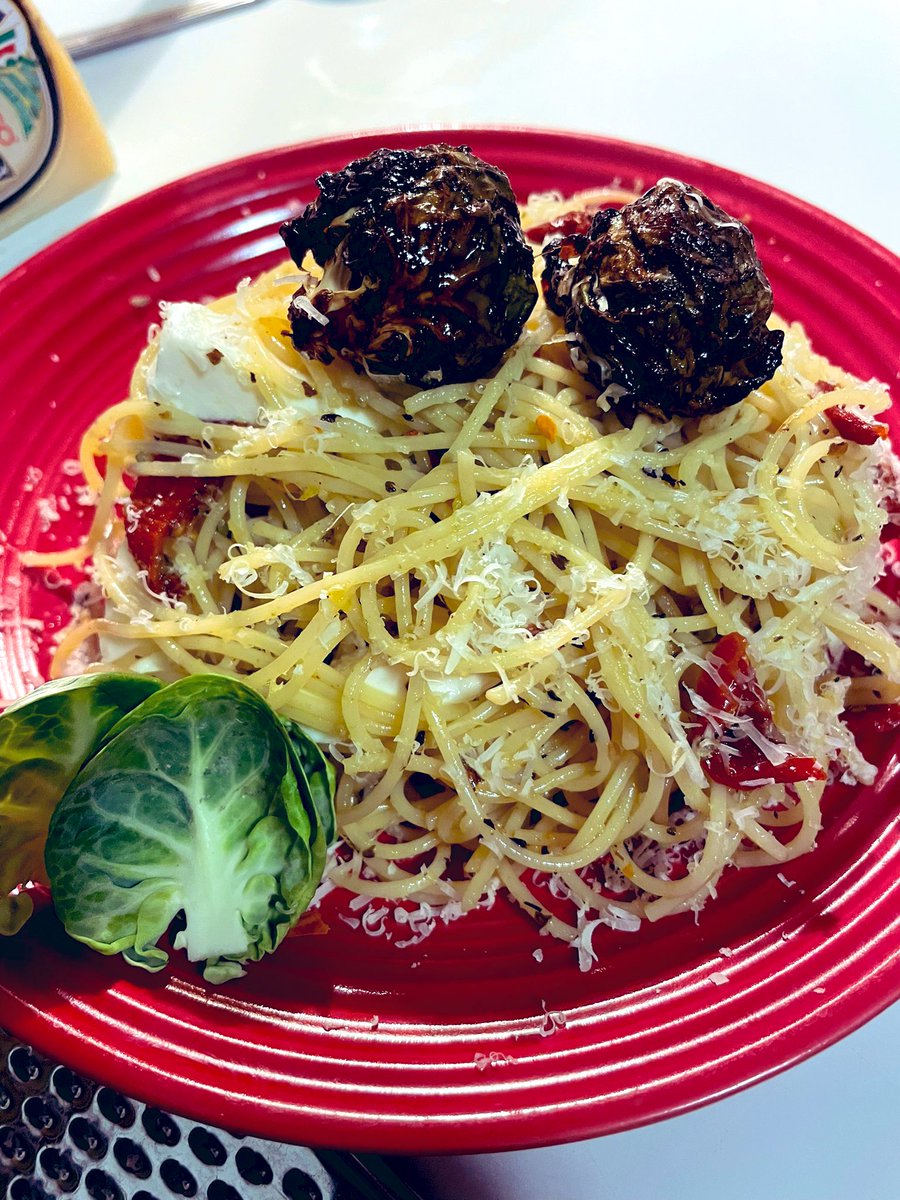 jimhunterb1's tweet photo. Spaghetti and Brussel sprouts. #garlicandoil #sundriedtomatoes #freshmozzarella #dinner #cooking #dinnercooking https://t.co/t32BMXnUz0