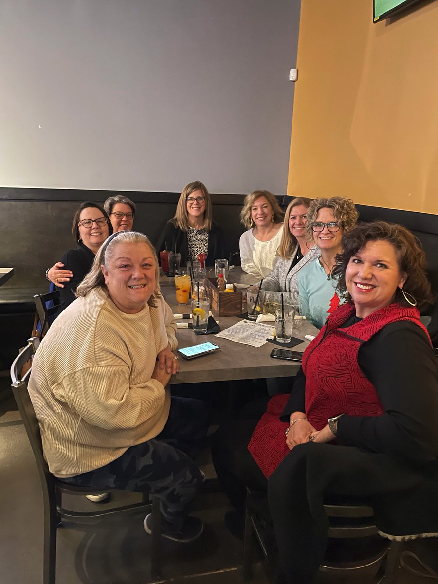 AZ2KYMOM's tweet photo. Hey @tjenkinsreid, the #ChapterChicks really enjoyed discussing Malibu Rising! Great read! 📚❤️📚❤️📚 https://t.co/7PSXUXq8Nz