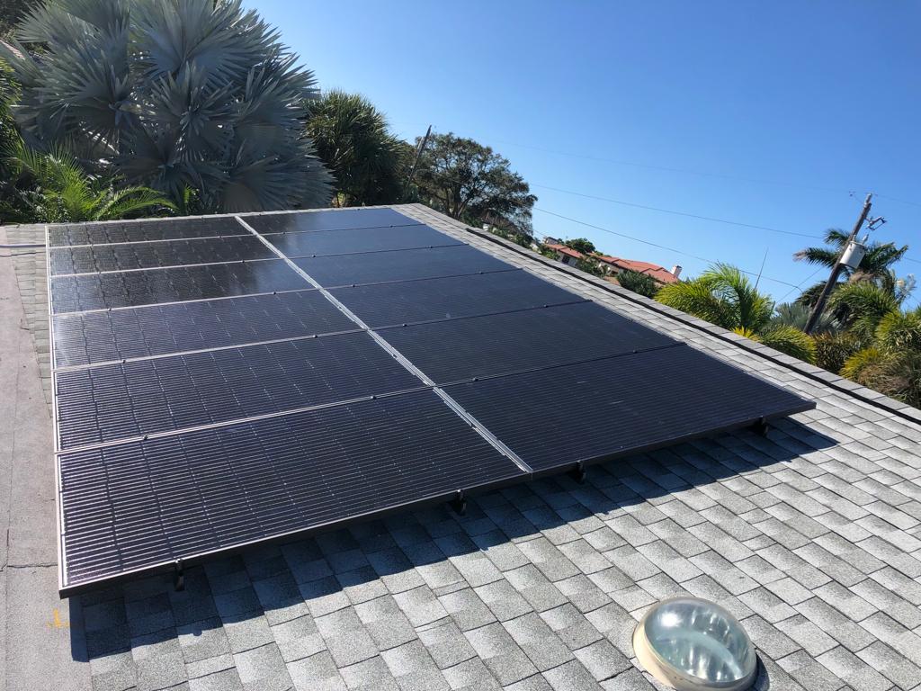 SolarBearCo's tweet photo. It's a wrap! #tistheseason #sayyestosolar #florida #solarinstallation #silfab https://t.co/qfcmduoN7H
