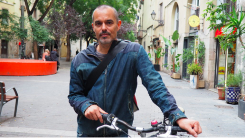 BCN_CiutatDrets's tweet photo. 🗞️Durant la #SetmanaDretsHumans també anirem compartint noves entrevistes amb persones que treballen per la defensa dels drets humans des de Barcelona.

💬Ja podeu llegir les anteriors a la web del CRDH: https://t.co/fvFhrZSh2q

#ParlemAmbDefensores https://t.co/uHe1VIYedD