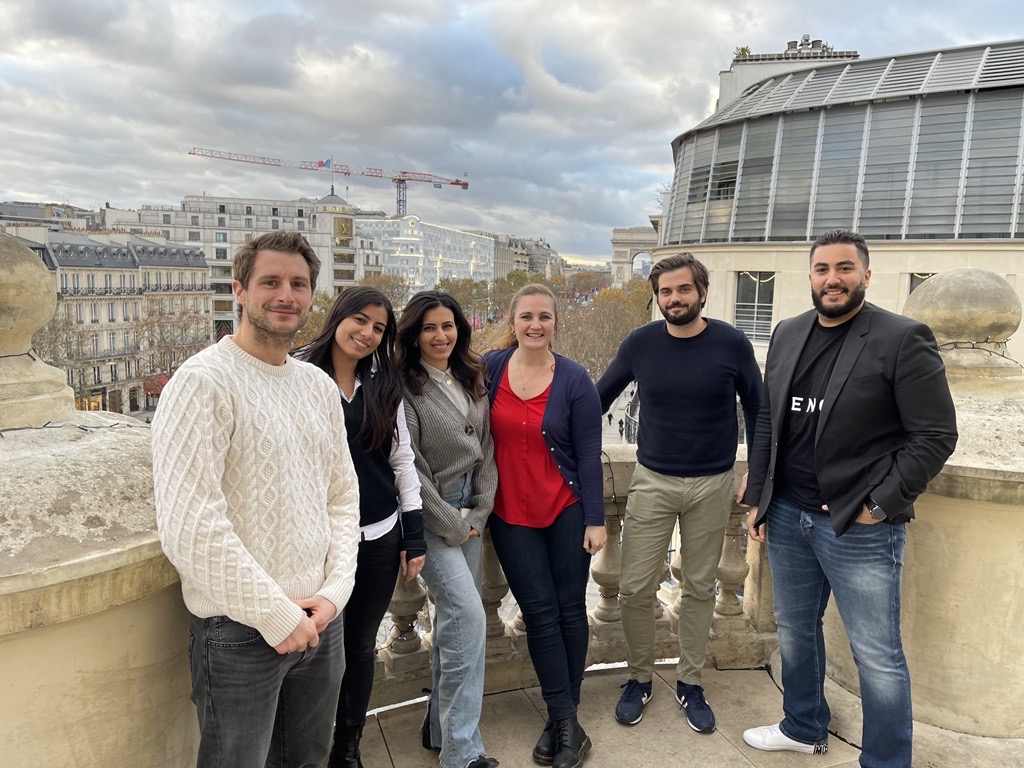 [Freshworks🤝Doopera]

Nous avons rendus visite, à notre partenaire Freshworks hier, dans leurs magnifiques bureaux des Champs-Elysées.

En route vers de nouveaux projets.🚀

#freshworks #IT #supportclient #ITSM #doopera