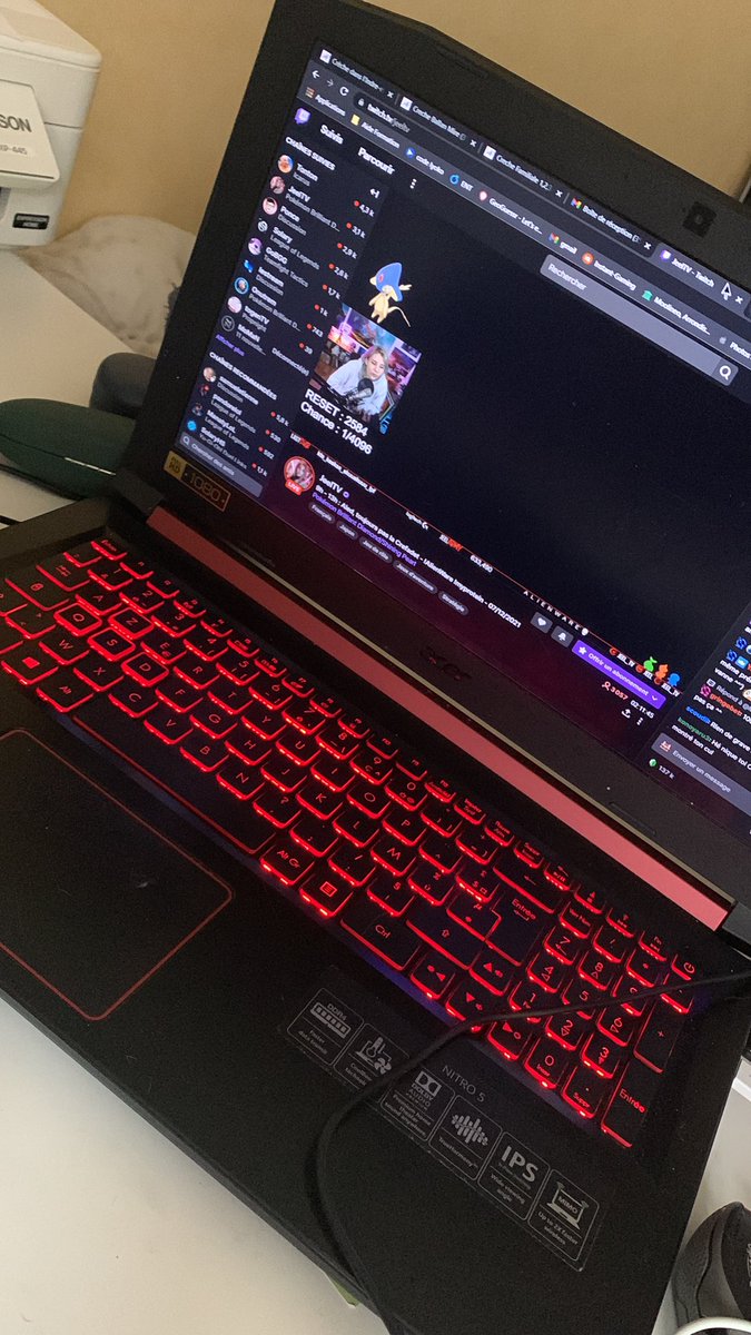 Cherry_Piie_'s tweet image. Pour l’instant et depuis 1 an c’est ça mon pauvre setup ! Donc on tente sa chance #philipshue #smartlightning