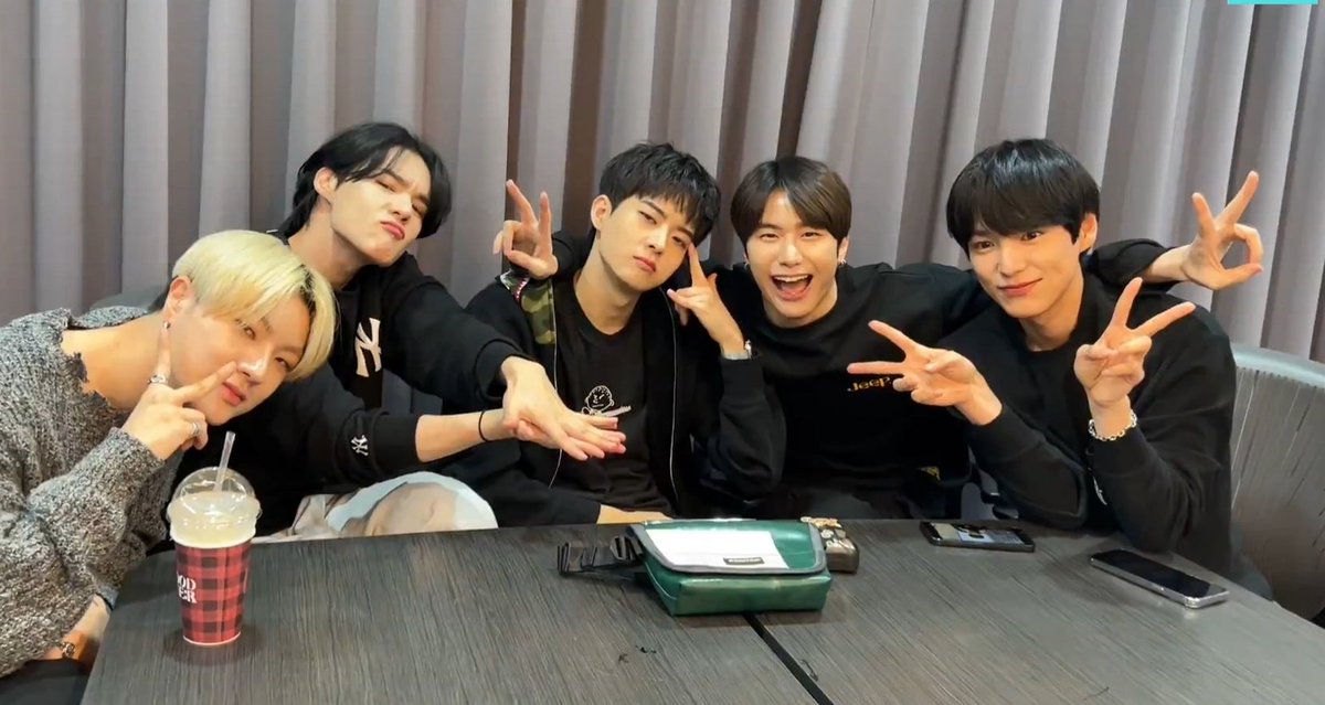 kuromiingg's tweet photo. GIVEAWAY‼️

karena yoshi muncul di t-log ruto, chan udah keluar rs dan anak victon vlive😭💙💛

Spay 20k untuk 1 orang. 
•rt &amp; like
•end lusa
@treasuremembers @NewWorld_VICTON @VICTON1109 https://t.co/BP8a7KFyT9