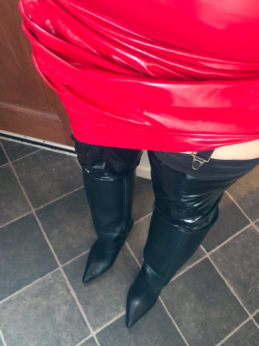 PVC stocking, skirt and knee high boots&hellip;.let&rsquo;s hope that it doesn&rsquo;t creak too much during my zoom meetings<a href="/tag/sissy"class="tags"><span>#sissy</span></a><a href="/tag/chastity"class="tags"><span>#chastity</span></a>