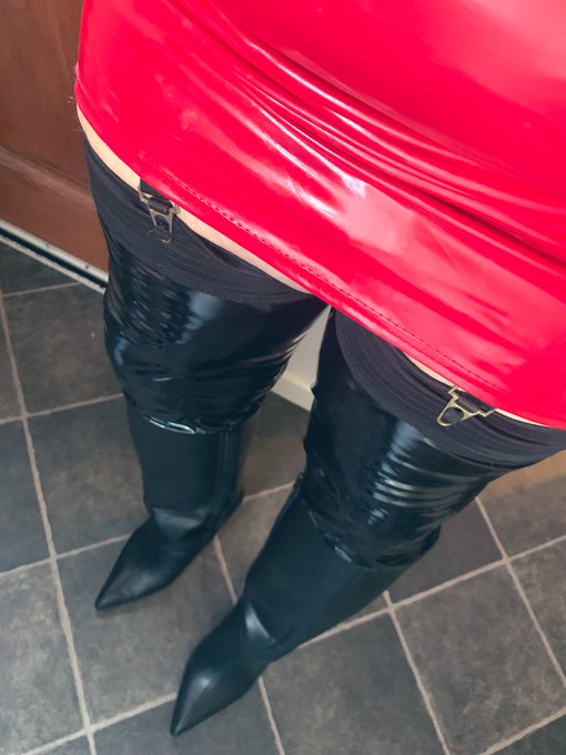 PVC stocking, skirt and knee high boots&hellip;.let&rsquo;s hope that it doesn&rsquo;t creak too much during my zoom meetings<a href="/tag/sissy"class="tags"><span>#sissy</span></a><a href="/tag/chastity"class="tags"><span>#chastity</span></a>