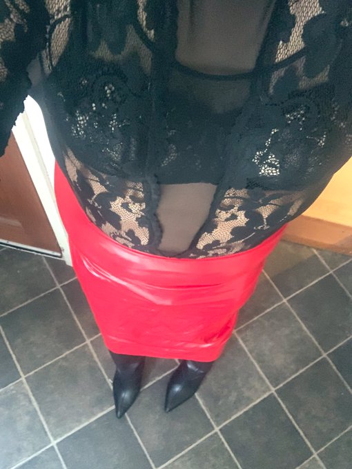 PVC stocking, skirt and knee high boots&hellip;.let&rsquo;s hope that it doesn&rsquo;t creak too much during my zoom meetings<a href="/tag/sissy"class="tags"><span>#sissy</span></a><a href="/tag/chastity"class="tags"><span>#chastity</span></a>