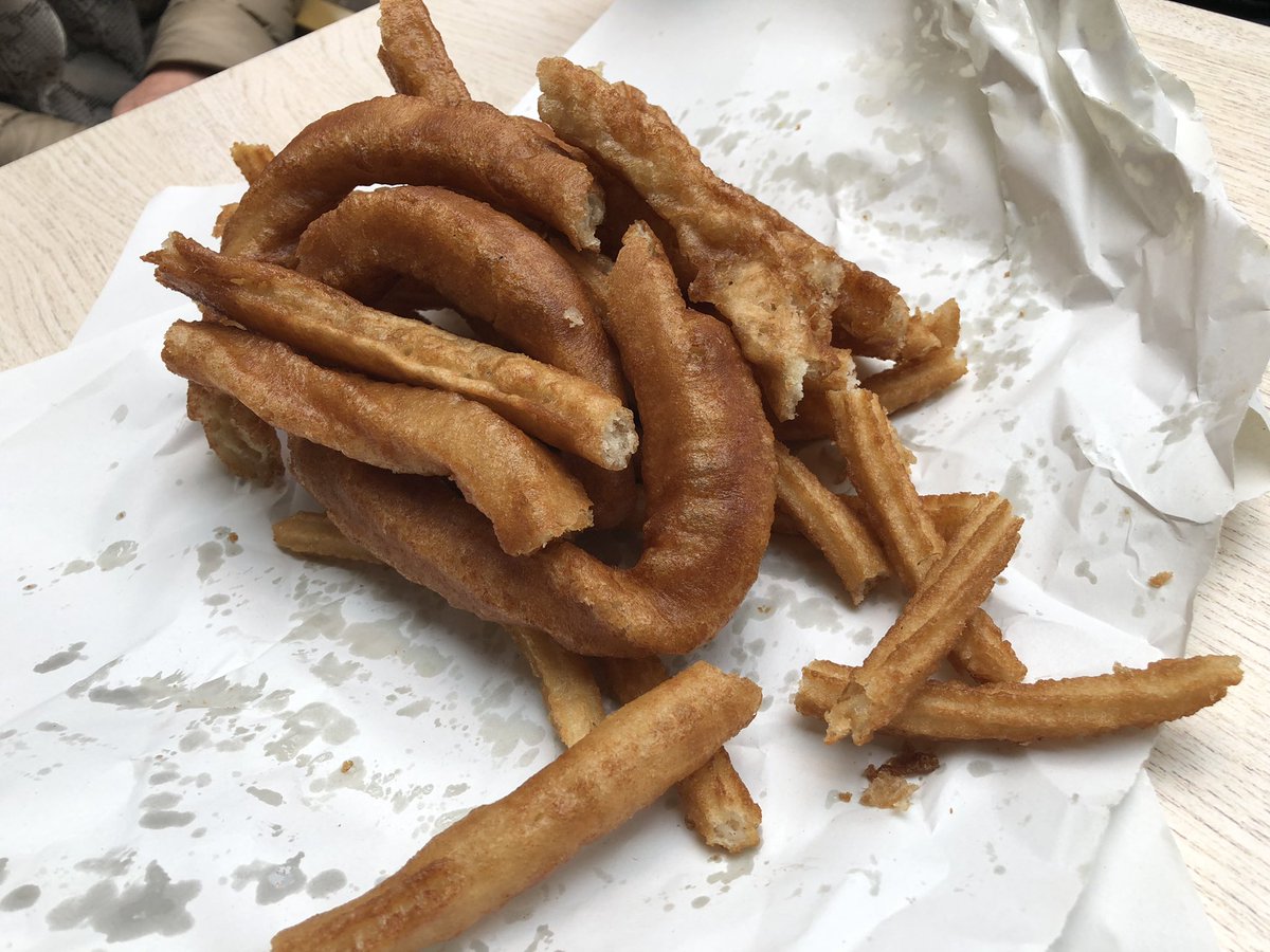 salsadechiles's tweet photo. Desayuno en el mercado de Huelva. Churros y unos tollos con tomate de Casa Miguel. https://t.co/qknSFlDRSo