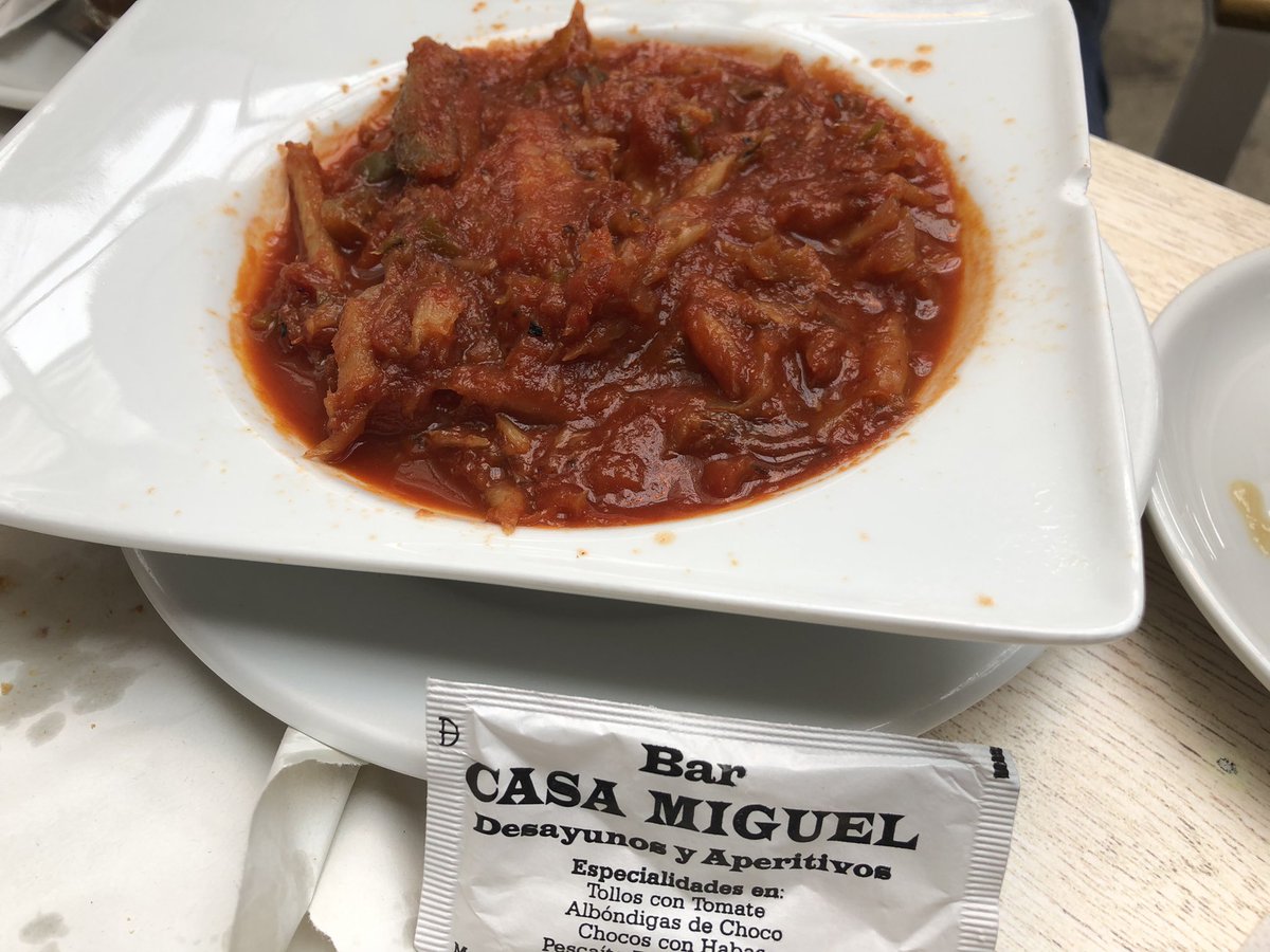salsadechiles's tweet photo. Desayuno en el mercado de Huelva. Churros y unos tollos con tomate de Casa Miguel. https://t.co/qknSFlDRSo