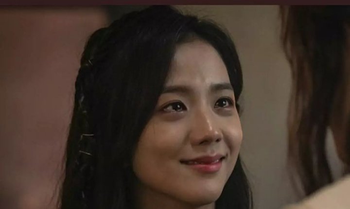 ariakorea's tweet photo. Jisoo gözleri yaşlı olduğu zamanlar bile beni üzüyor filmde senarist jisoo'mu öldürürse basarım o film setini #Snowdrop #jisoo https://t.co/lcxMZHN6sL
