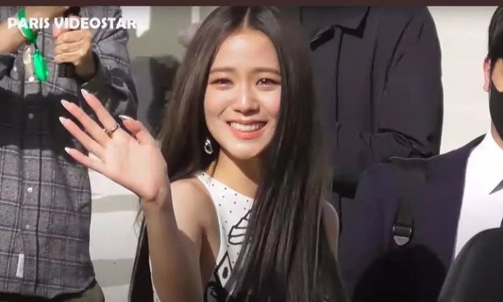 ariakorea's tweet photo. Jisoo gözleri yaşlı olduğu zamanlar bile beni üzüyor filmde senarist jisoo'mu öldürürse basarım o film setini #Snowdrop #jisoo https://t.co/lcxMZHN6sL