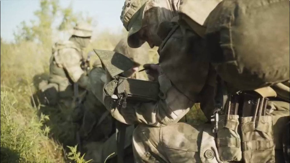 Cyberspec1's tweet photo. #Ukraine #Donbas
Reportedly a soldier from #DPR's "Sparta" detachment using a #Strelets Reconnaissance, Control and Communications system https://t.co/TSEqOp87dL