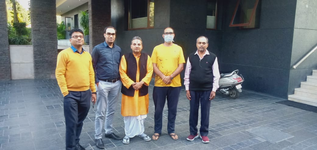 Kosalendradas's tweet photo. पञ्चभिः सह गन्तव्यं स्थातव्यं पञ्चभिः सह।
पञ्चभिः सह वक्तव्यं न दुःखं पञ्चभिः सह॥

मित्रों का साथ सुखद होता है। आज जयपुर में श्री हेतप्रकाश व्यास, श्री मुरारि गुप्ता, श्री जितेन्द्र द्विवेदी एवं श्री हरीश शर्मा का सम्मिलन। @avadheshjpr @DrRakeshGoswami @hetvyas @pauseinlight https://t.co/gARaffM9PU