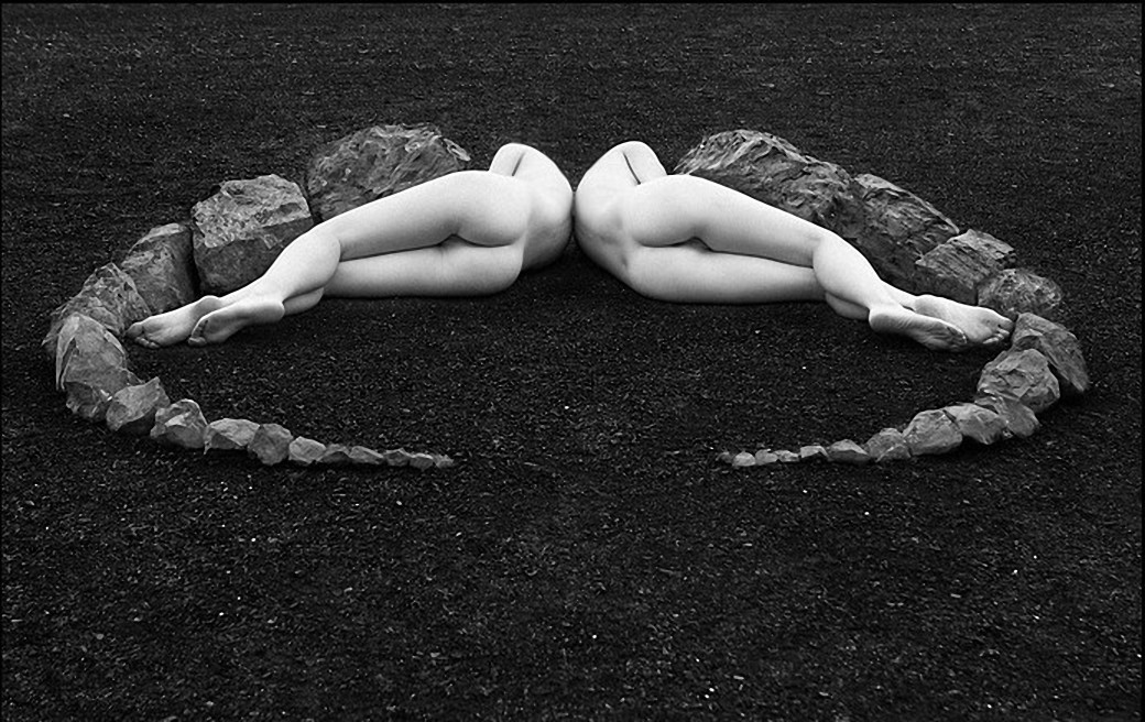 MollyBloom82's tweet photo. "Abbiamo tracciato un cerchio
Circoscritto il perimetro del gioco
Stretto abbastanza da restarci
Il tempo necessario
Abbiamo scelto la pietra più grossa
Non ci siamo parlate
Non ci siamo guardate"
#MondoDiVersi/Gallo
#LeFuggitive
@artdielle
#photo Rucker
#7Dicembre https://t.co/DKFbwabQqZ