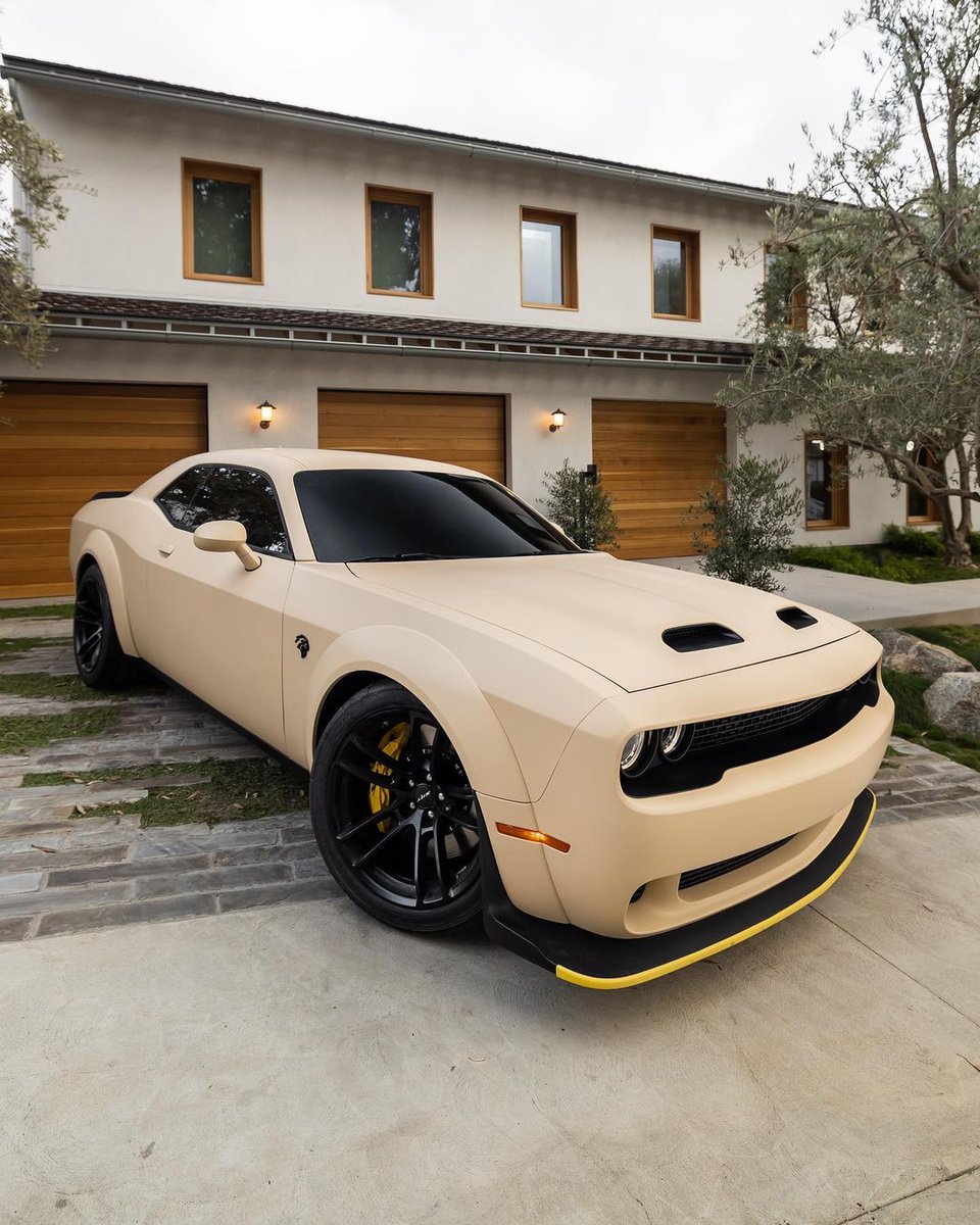 carsandgunsTR's tweet photo. Dodge Challenger Hellcat Widebody https://t.co/8EaXuhKY6W
