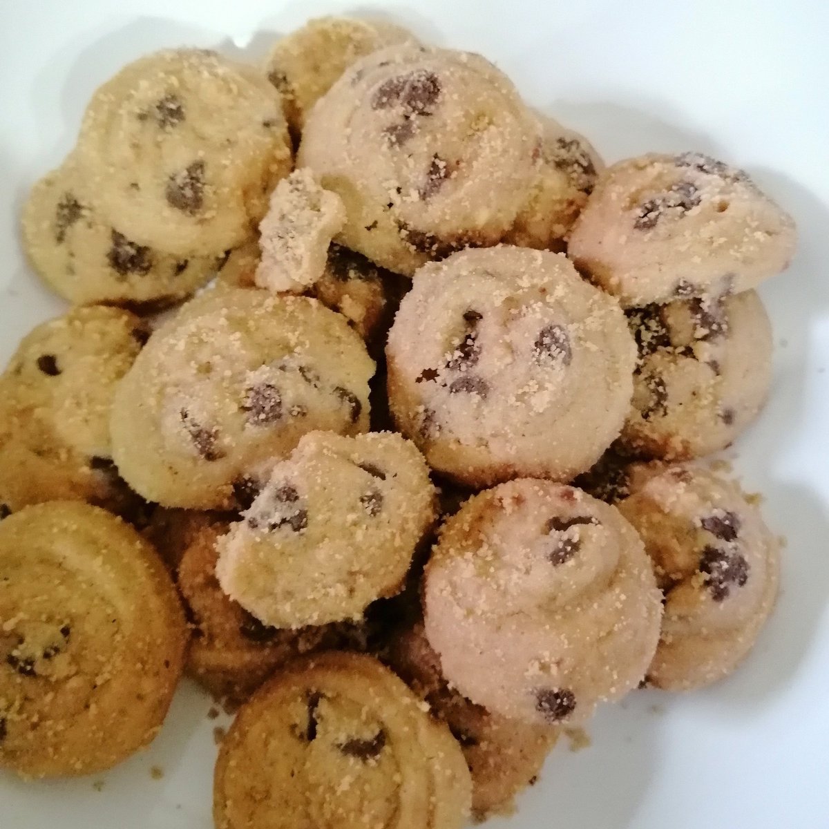 Amore Cookies ni ada chocolate chips je ke? Nopesss kita ada almond nips jugakk! 🤤😋

The Details                  The Cookies