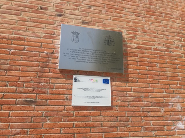 edusipalencia's tweet photo. Gracias al Fondo Europeo de Desarrollo Regional 🇪🇺 #FEDER El Museo del Agua de #Palencia se ha renovado para ofrecer una nueva propuesta expositiva, que destaca por una vanguardista experiencia inmersiva y multisensorial mediante realidad virtual sobre el #CanaldeCastilla https://t.co/BPmIH6WRwz