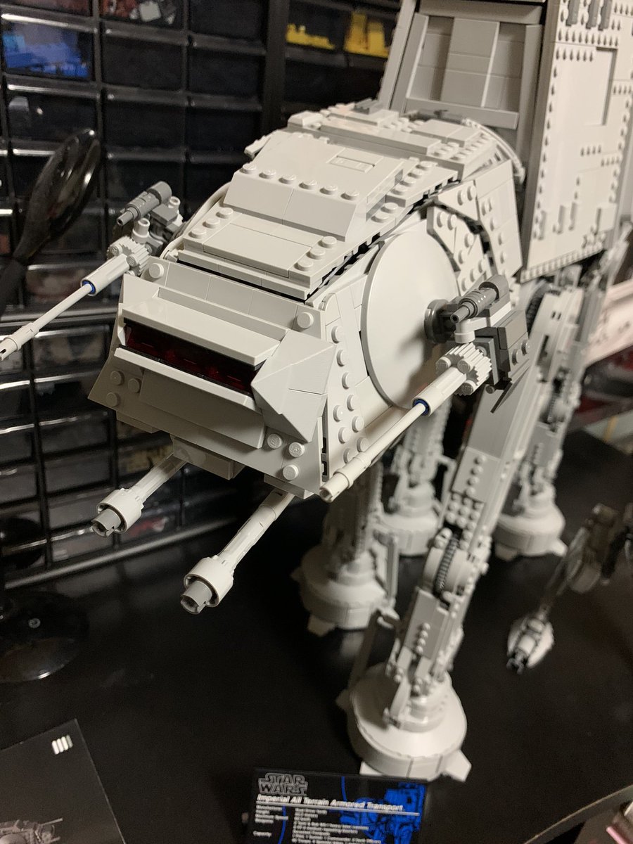 hms_agamemnon's tweet photo. UCS AT-ATができました。頭を少し改造しているのと、装甲板のタイルを多めにしています。
＃LEGO https://t.co/5pt0wYTKan