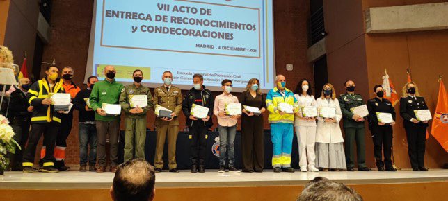 EjercitoAire's tweet photo. Entrega de condecoraciones 🏅 al #ACARGetafe, #BAGetafe y #Ala35 en el acto del 39º aniversario de la Agrupación de Protección Civil de #Getafe y el VII acto de entrega de condecoraciones de la Asociación Nacional de Agrupaciones y Asociaciones de Voluntarios de @proteccioncivil. https://t.co/mumVCmVFkl