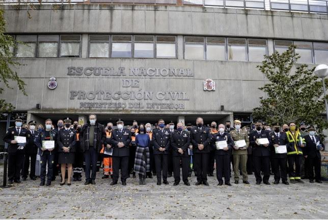 EjercitoAire's tweet photo. Entrega de condecoraciones 🏅 al #ACARGetafe, #BAGetafe y #Ala35 en el acto del 39º aniversario de la Agrupación de Protección Civil de #Getafe y el VII acto de entrega de condecoraciones de la Asociación Nacional de Agrupaciones y Asociaciones de Voluntarios de @proteccioncivil. https://t.co/mumVCmVFkl