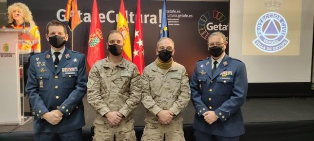 EjercitoAire's tweet photo. Entrega de condecoraciones 🏅 al #ACARGetafe, #BAGetafe y #Ala35 en el acto del 39º aniversario de la Agrupación de Protección Civil de #Getafe y el VII acto de entrega de condecoraciones de la Asociación Nacional de Agrupaciones y Asociaciones de Voluntarios de @proteccioncivil. https://t.co/mumVCmVFkl