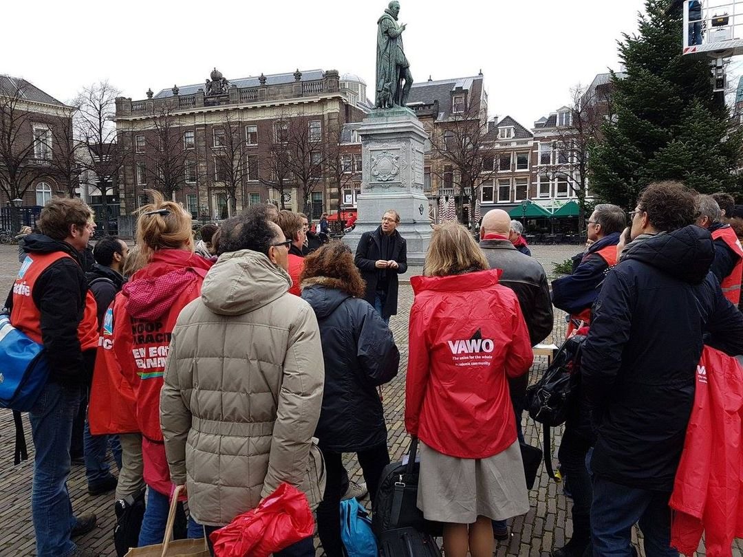 rensbod's tweet photo. Precies vier jaar geleden is @WOinActie begonnen, in 2017, bij de aanbieding van de petitie met 5000+ handtekeningen aan het parlement. Toen ging het over de doelmatigheidskorting. Ondertussen is in de afgelopen 10 jaar de investering in het WO met bijna 30% per student gedaald! https://t.co/r4LWq1gGrn