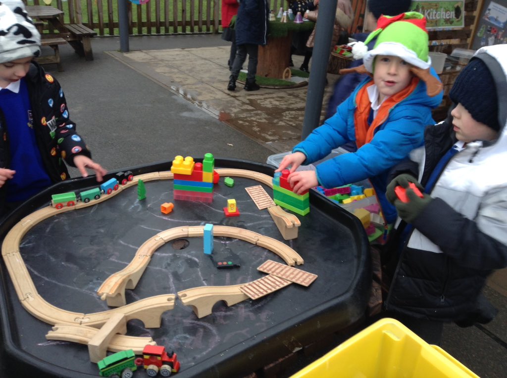 latimerprimary's tweet image. #EYFSPSED #EYFSCL Children busy working together, being kind and sharing toys.  Children talking to each other about how to play with toys and how to build things.  Well done children!