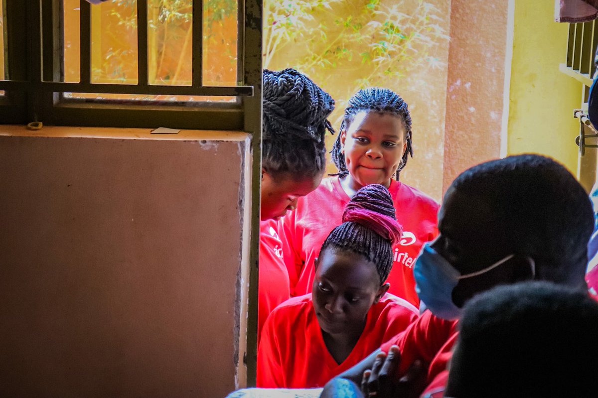 PyeparFaisal's tweet photo. Guys, todays visit was all kinds of AMAZING &amp; I’m here to tell you all about it!!! 

First off, did you know that Samantha has 4 INTELLIGENT siblings (3 girls, 1 brother), who were all excited for the @Airtel_Ug “12 days of Christmas” visit? 😍 https://t.co/74jxNpi4An