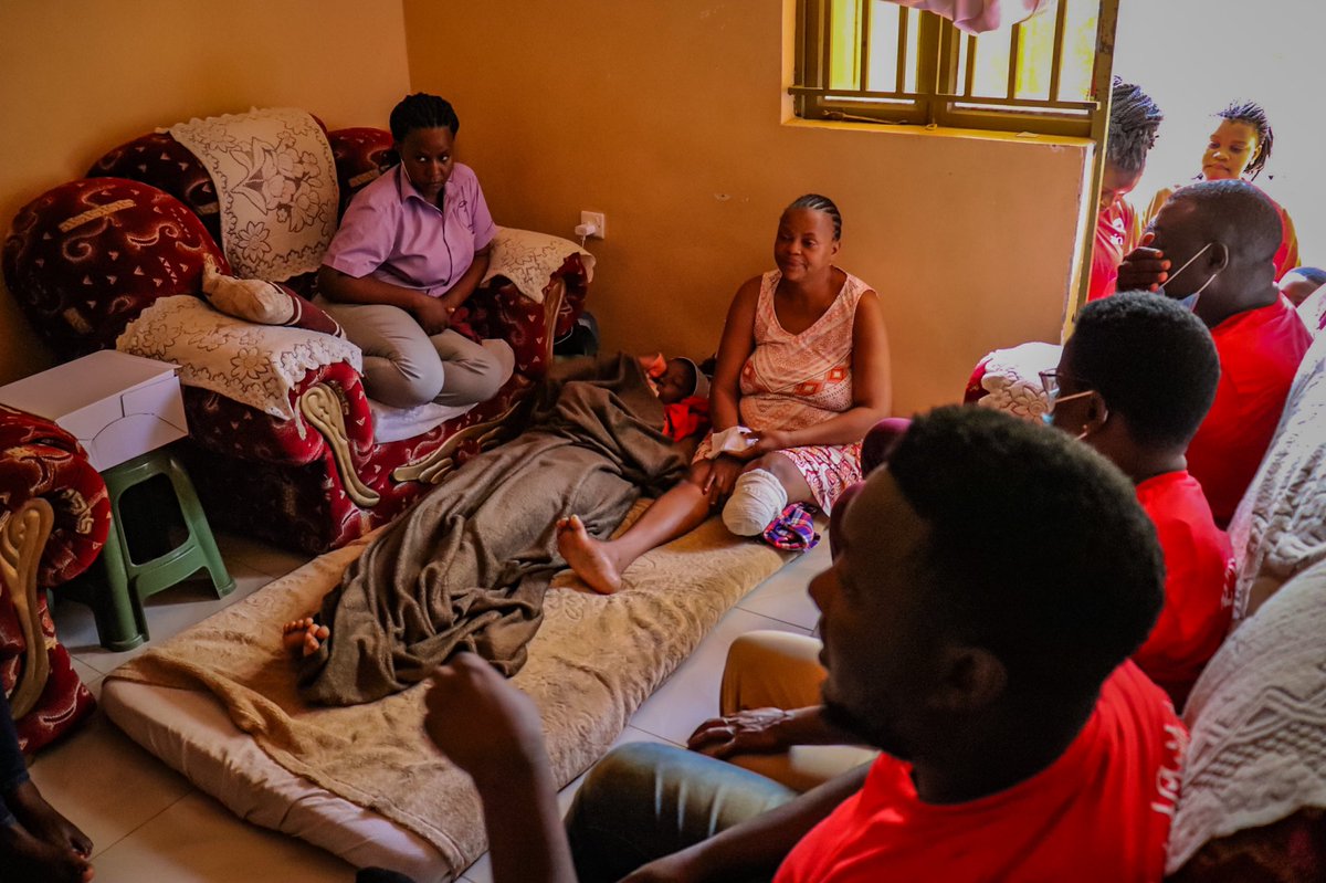 PyeparFaisal's tweet photo. Guys, todays visit was all kinds of AMAZING &amp; I’m here to tell you all about it!!! 

First off, did you know that Samantha has 4 INTELLIGENT siblings (3 girls, 1 brother), who were all excited for the @Airtel_Ug “12 days of Christmas” visit? 😍 https://t.co/74jxNpi4An