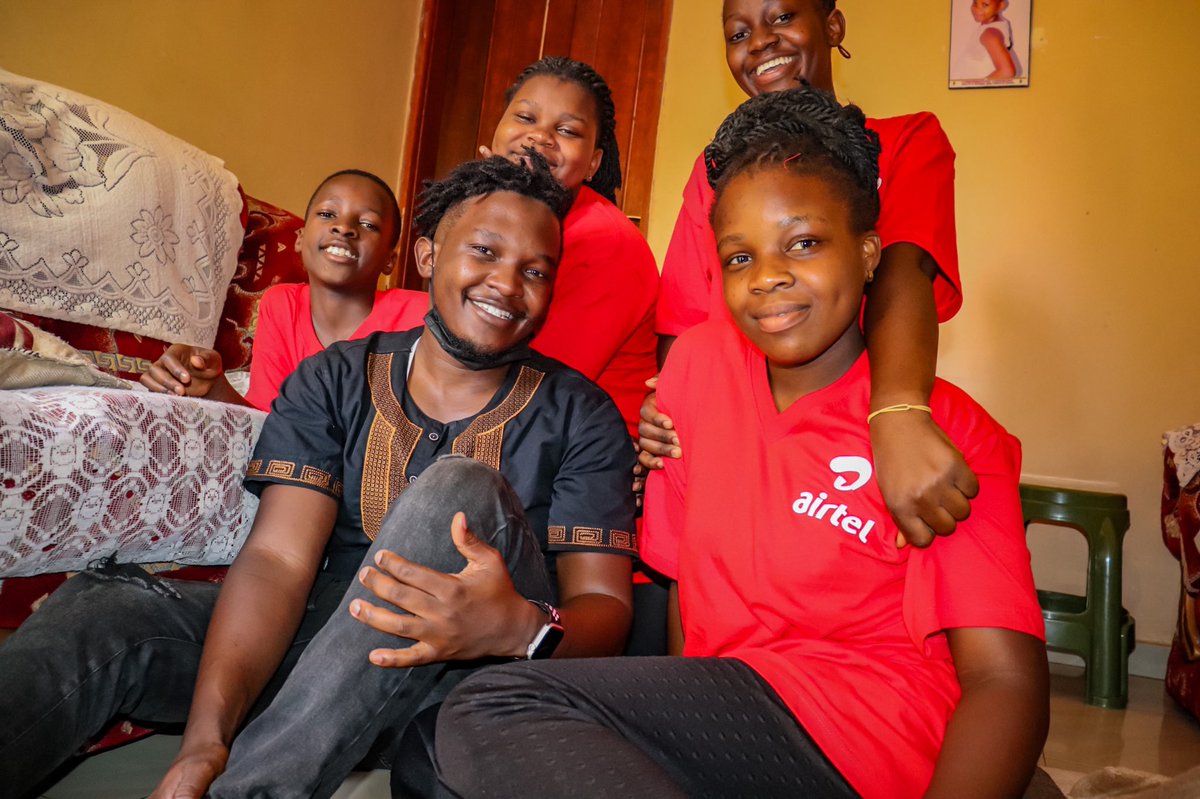 PyeparFaisal's tweet photo. Guys, todays visit was all kinds of AMAZING &amp; I’m here to tell you all about it!!! 

First off, did you know that Samantha has 4 INTELLIGENT siblings (3 girls, 1 brother), who were all excited for the @Airtel_Ug “12 days of Christmas” visit? 😍 https://t.co/74jxNpi4An