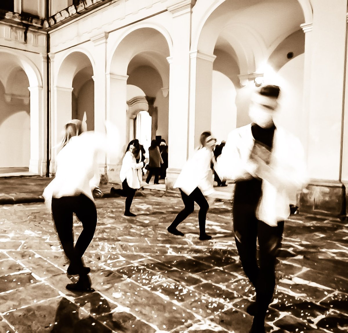 Un #sabato sera al <a href="/Museo_Eboli/">MuseoArcheologicoNazionaleEboli</a> e dintorni...
Abbiamo iniziato con uno splendido tramonto e poi siamo stati rapiti dalle #emozioni della #danza.🕺💃
Ed era solo l'inizio...
Per tutto il resto ✍️📷📽️👇
facebook.com/museoarcheolog…
📷✍️<a href="/EvanD1303/">Evantonia D'Elia</a> #AlbaVaccadeDominicis
#StayTuned #ManES