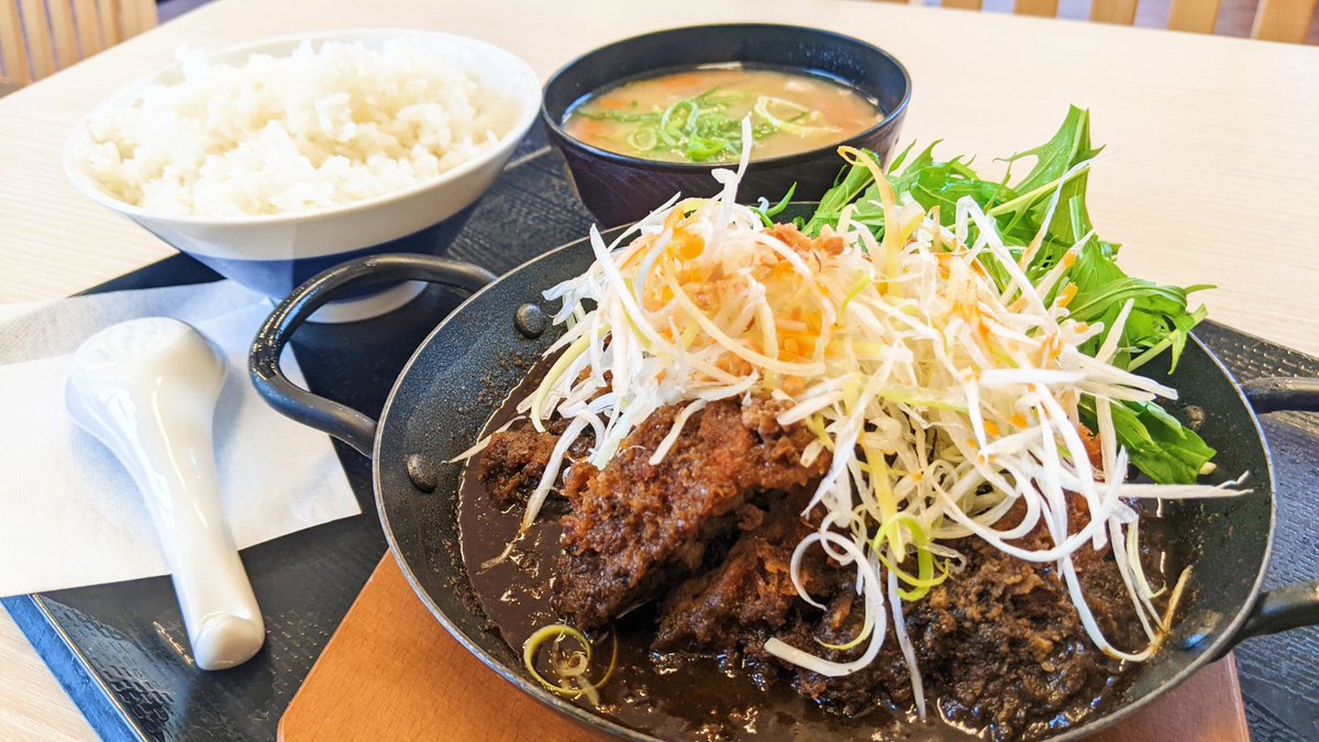 かつやで黒胡麻坦々チキンカツ定食😃 えっ！甘い🤔 濃厚過ぎる黒胡麻は時にスイーツの如く甘く、チキンカツを感じる頃にじんわりと辛さを発すっ！😁 それには玉子だろ？？😋😋