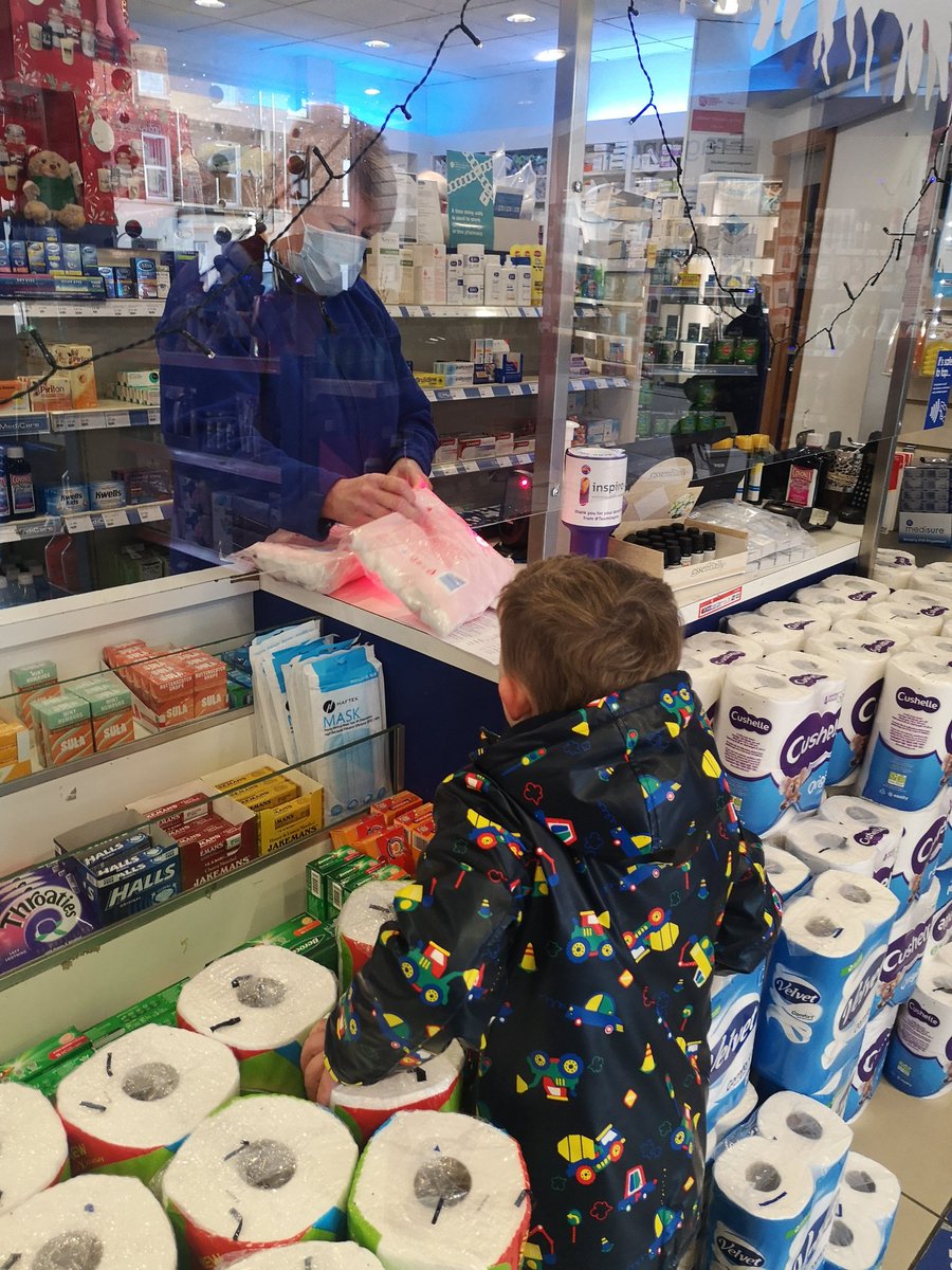 scoilandroichid's tweet photo. Táimid ag foghlaim an dóigh le fanacht slán sábháilte&le guth ard soiléir a úsáid!Out n about practising independence skills #RdSafety #Asking4Help #Shopping #cothú #Teachín
Gnó trí Ghaeilge le Dáithí sa Spar&seacláid the sa drochaimsir @ComhairlenaGS @nurtureuktweets @nurtureni https://t.co/iFstlofh74