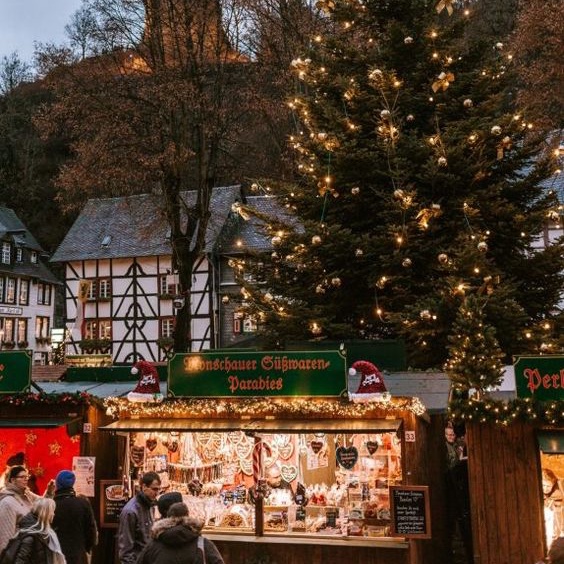 lvnareclps's tweet photo. magical christmas in monschau, germany https://t.co/5Klsc0sFjf