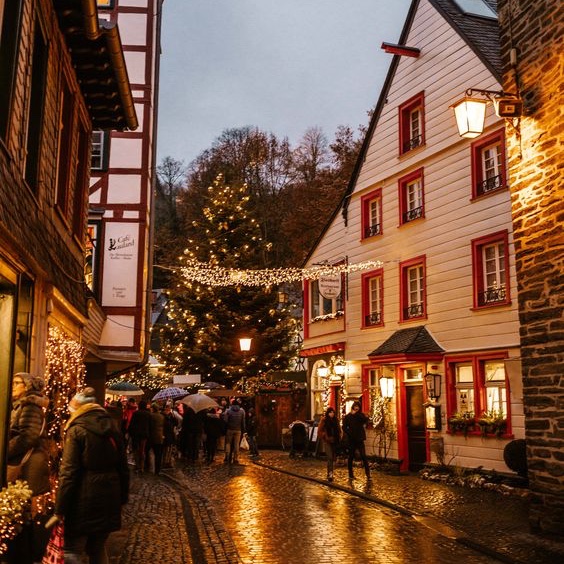lvnareclps's tweet photo. magical christmas in monschau, germany https://t.co/5Klsc0sFjf