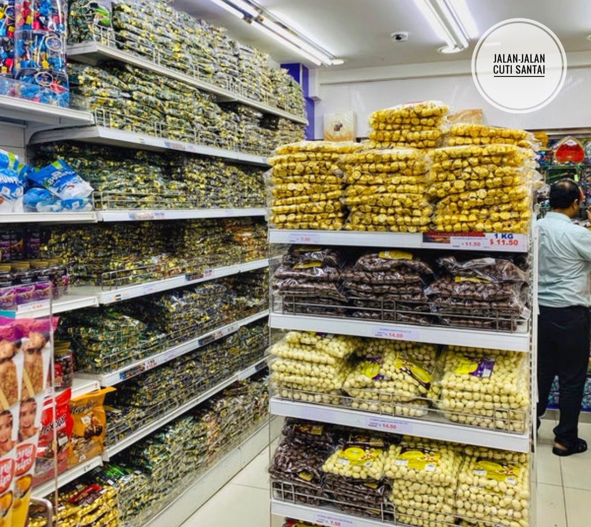 JalanCutiSantai's tweet photo. Kat KL pun ada jual cokelat macam Langkawi. Harga memang murah ( Bebas Cukai)

📍 Haniffah Department Store, Masjid India, KL ni.

📸Jalan-jalan cuti santai https://t.co/VRB5sNuzH0