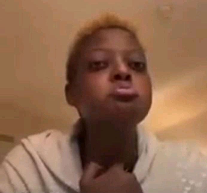 Solo_Jokes's tweet photo. Elle : Le gar là est mon ex
Son amie : Lequel? Ne l'index pas il comprendre qu'on parle de lui
Elle : https://t.co/Z6EGdDrFxy