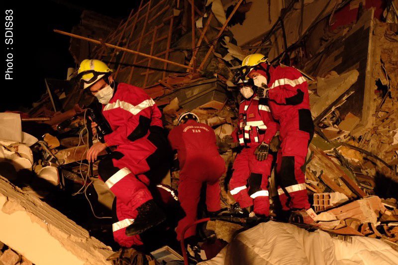 hubertfalco's tweet photo. Nous apprenons ce matin avec effroi l’effondrement d’un immeuble suite à une explosion sur le port de Sanary-sur-Mer. #Sanary https://t.co/VbDi5Bl5fm