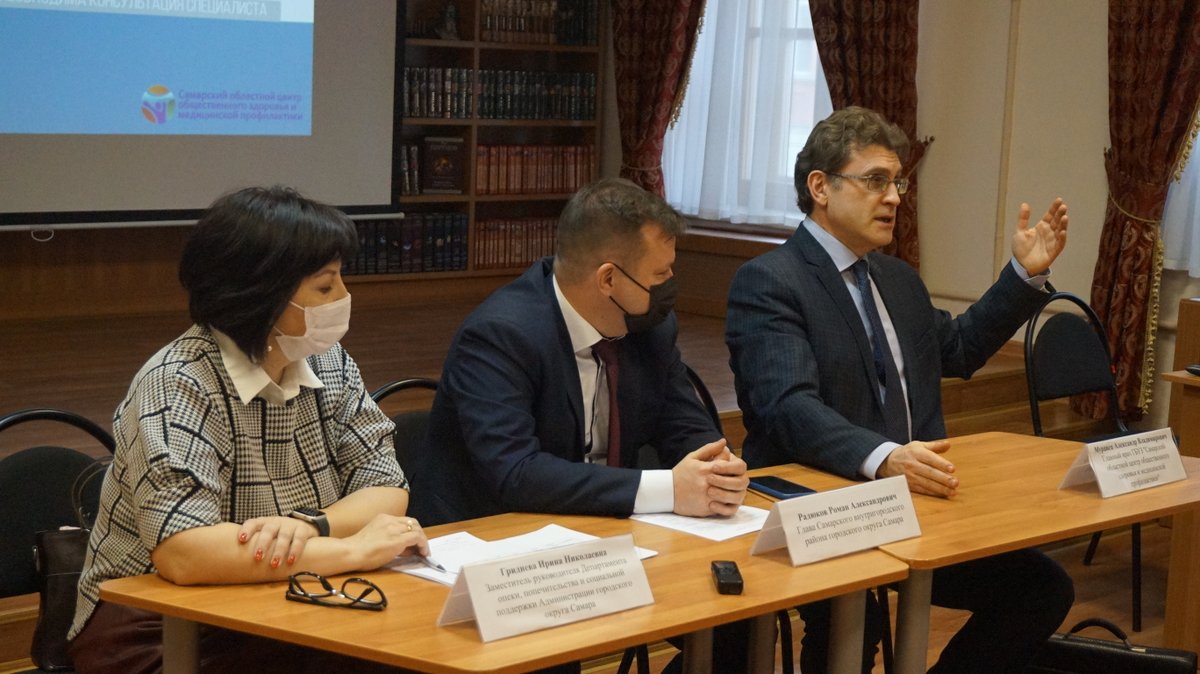 Главврач центра медицинской профилактики Александр Муравец встретился с представителями общественных организаций нашего района по вопросу коронавирусной инфекции. Он объяснил важность вакцинации, которая сейчас является  важнейшим инструментом в борьбе с вирусом. <a href="/rradyukov/">Роман Радюков</a>