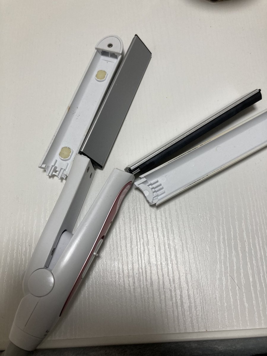 JAPAN_no_ORE's tweet photo. 8キロも太ったせいで
4年使ってたヘアアイロン踏み壊した
体重って強いな😆 https://t.co/ogopTYJJuh