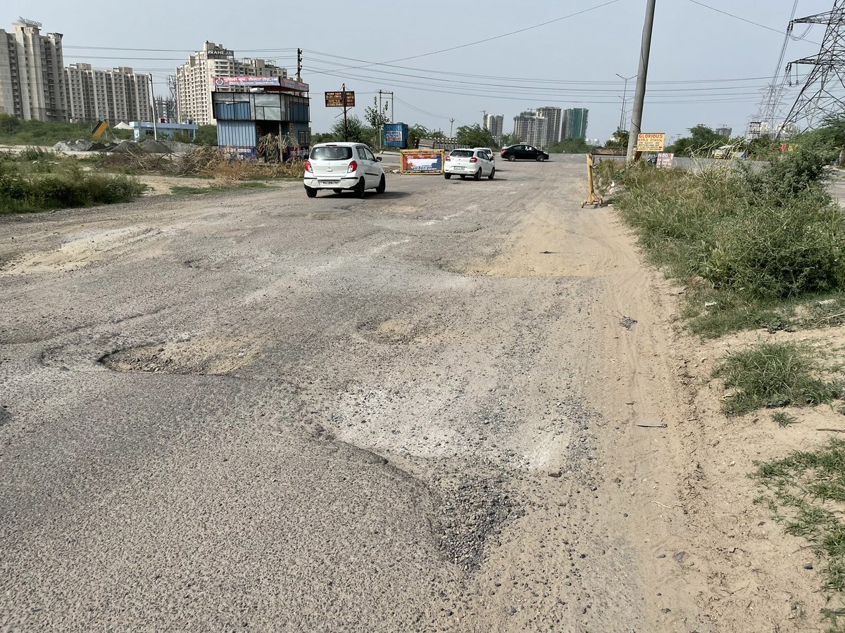 sareendwarka's tweet photo. And reputed paper like @TOIGurgaon n senior media personnel @sakshi_dayal,spread their unrealistic paper plans regularly n selectively ignore voice of the impacted #Gurugram #DwarkaExpressway citizens,by not highlighting mis-governance+failures of @OfficialGMDA. @rakeshdaultabad https://t.co/EqPVQVfC00