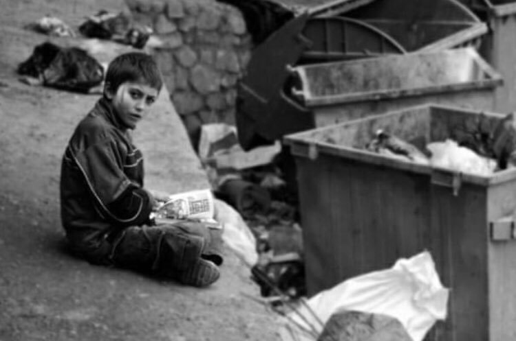 Дети улиц это. Дитя улиц. Безнадзорный несовершеннолетний это. Дети улиц это. Беспризорники и безнадзорники.