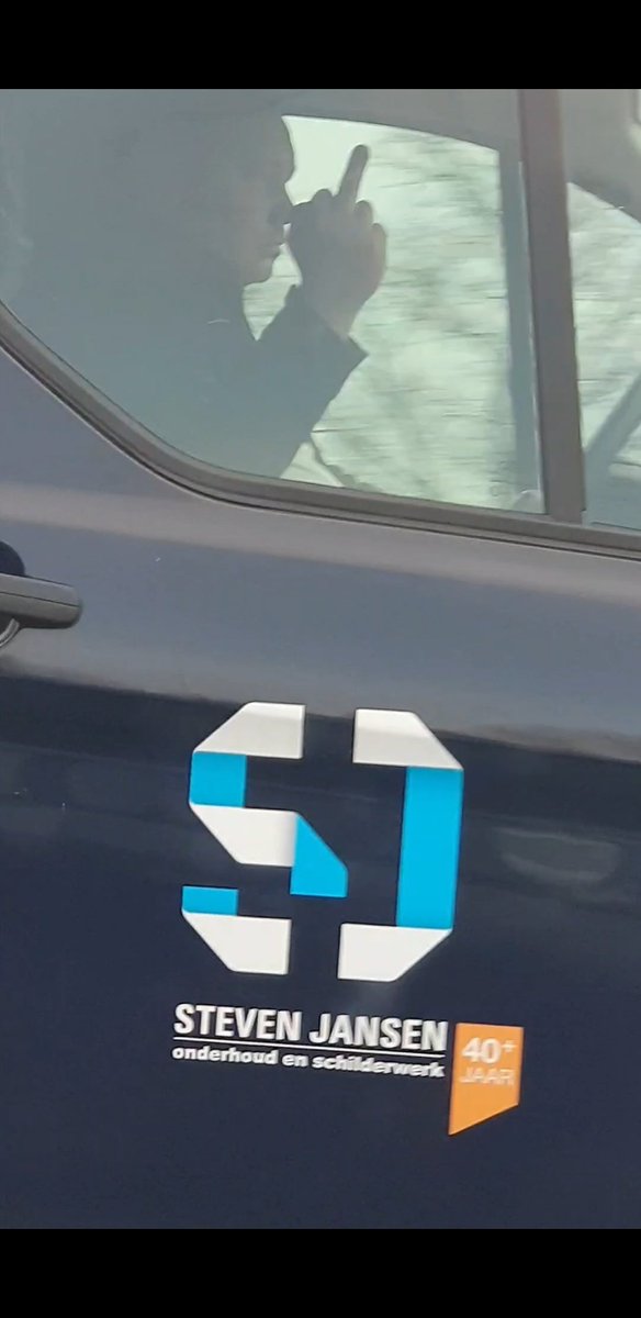 gunit66forever's tweet photo. Asociale rijgedrag en een middelvinger opsteken, omdat de betreffende medewerker harder moest rijden dan 100 km/h wat de max was en bumper kleven. Mooi reclame voor het bedrijf.

Update: Had het bedrijf geconfronteerd met dit beeldmateriaal, maar geen reactie gehad. https://t.co/EIkeCItTcV