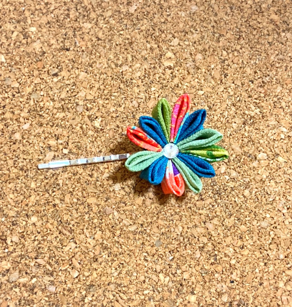 40nshion's tweet photo. は〜い、限界社畜に仕事をサボらせて一時間経ったものがこちらになります。つまみ細工激ムズだった。 https://t.co/aLiZhTIE0T