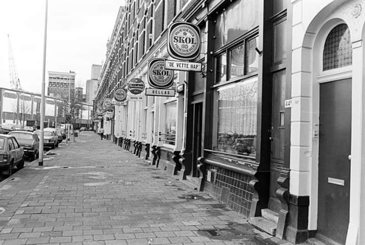 Rdamvanalles010's tweet photo. De Delistraat op Katendrecht ter hoogte van nummer 44, 7 december 1981. https://t.co/HUIKXYZnGE