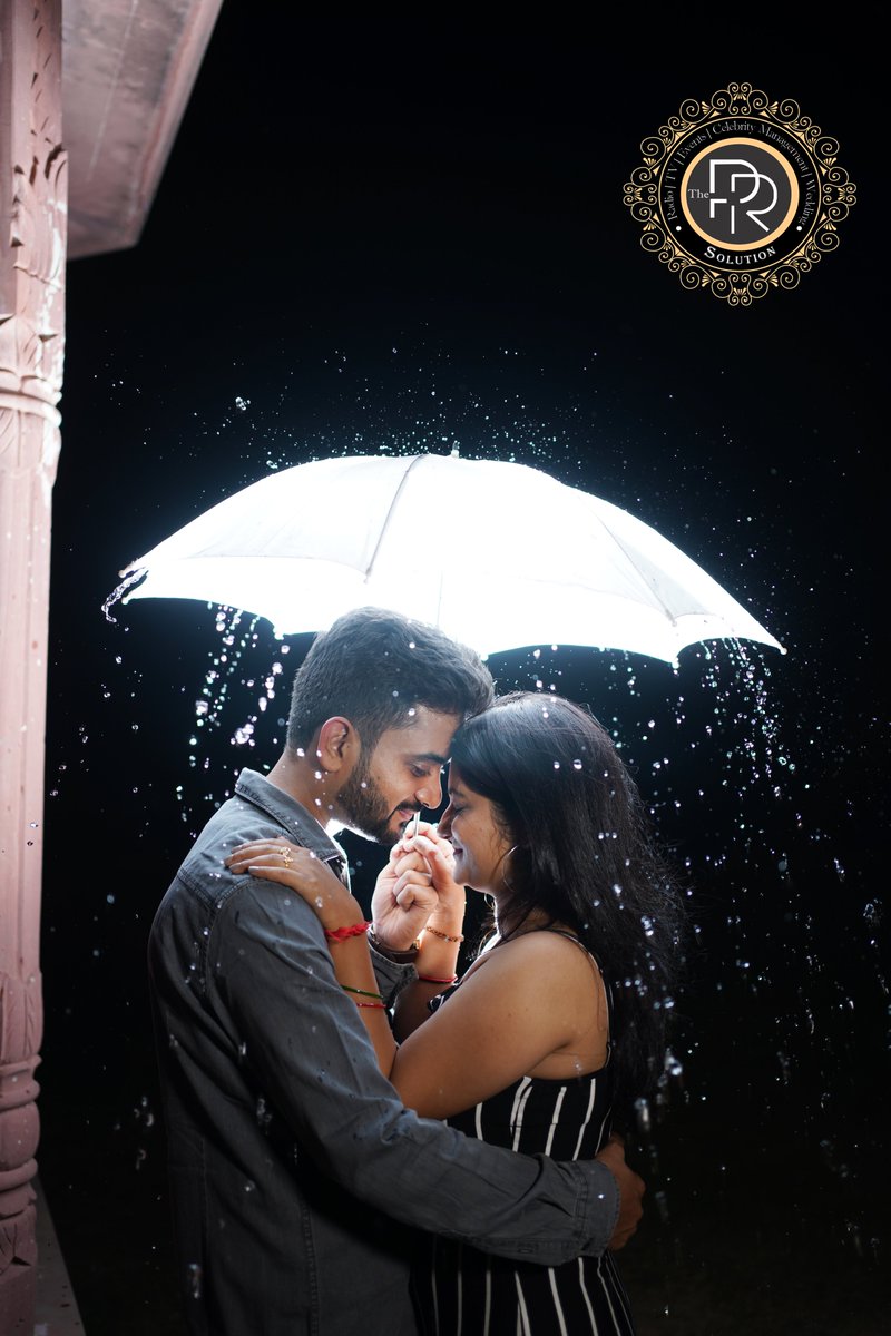 ThePRsolution06's tweet photo. What a romantic picture. This couple is really enjoying the rain and is forgetting about the bad weather.💖🌨 #camera #photo #photography #photogs #amazingcollection #theprsolutions https://t.co/S9hRYzP93q